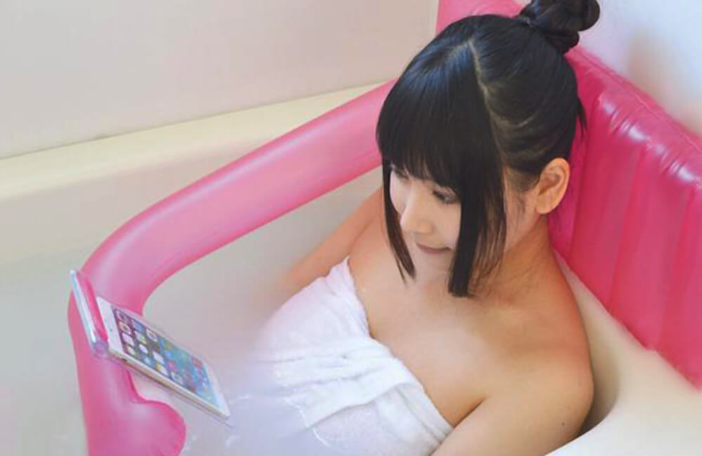 Bath Pillow/Smartphone Holder @RandomGoodStuff / Twitter.com