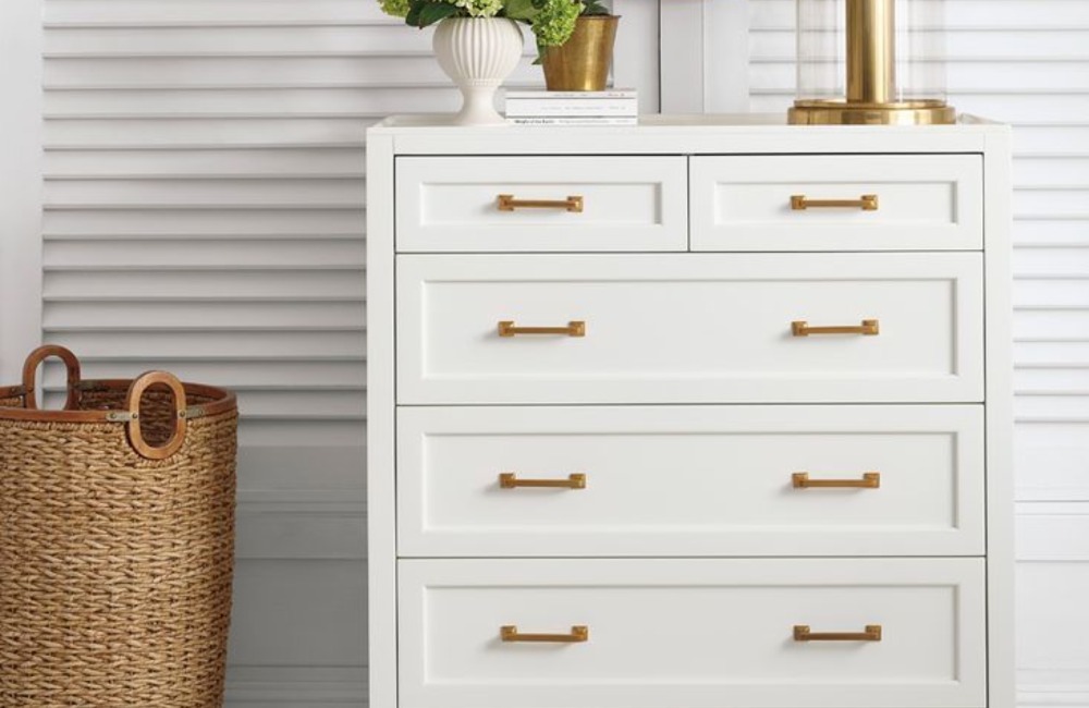 Switch Out Knobs And Handles On Cabinets and Dressers @dearivorydesigns/Pinterest